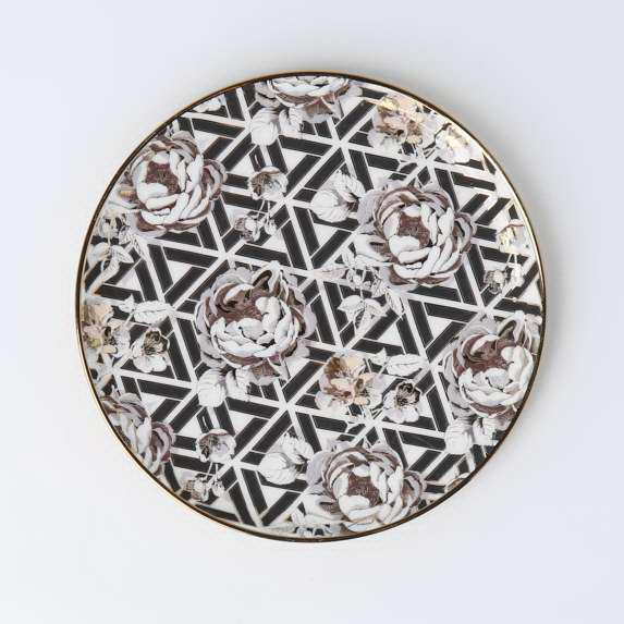 Earthenware plates with roses grid patterns